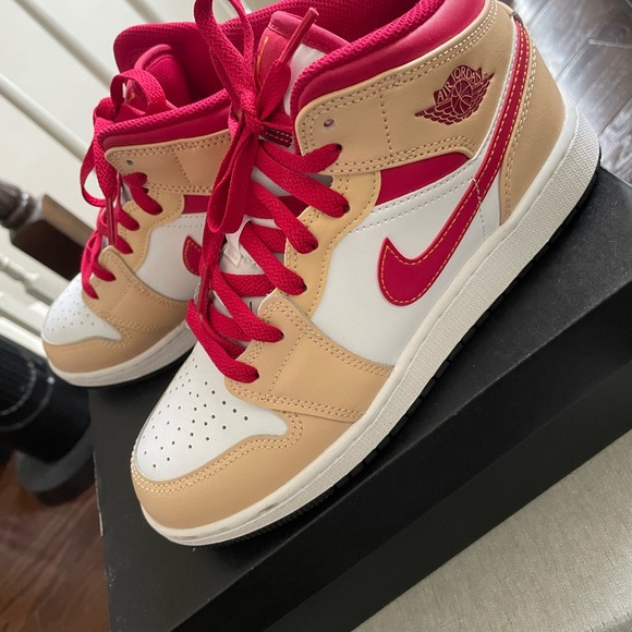 Nike Jordan 1 Mid Big Kid’s sz 5.5Y, W 6.5 - Picture 4 of 9